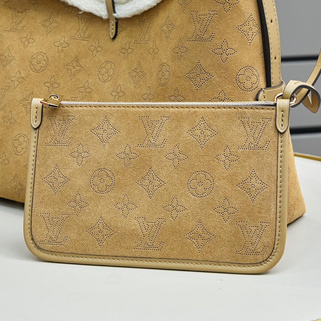 LV M11843 CarryAll small handbag 