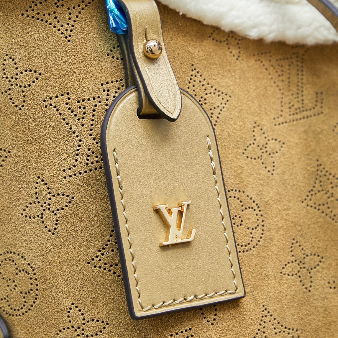 LV M11843 CarryAll small handbag 