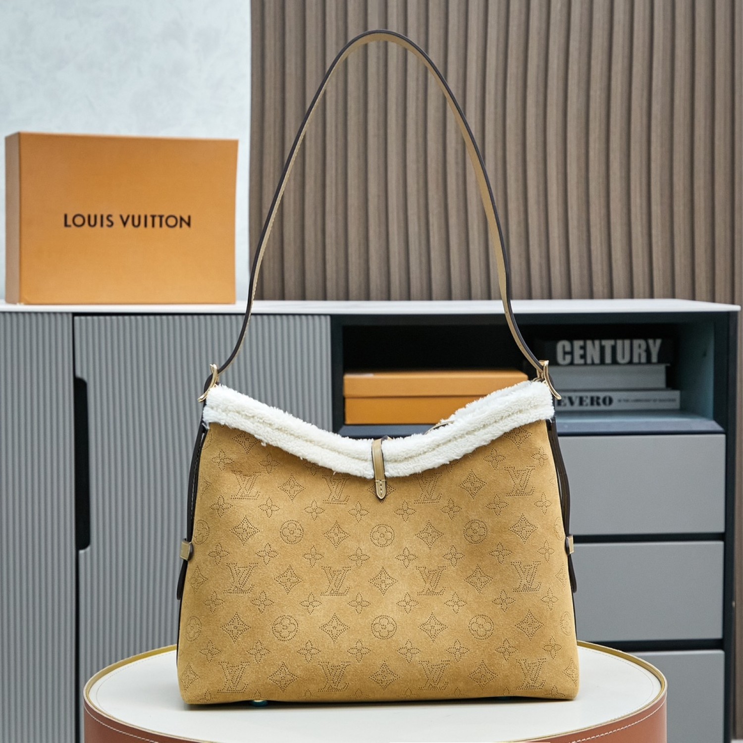 LV M11843 CarryAll small handbag 