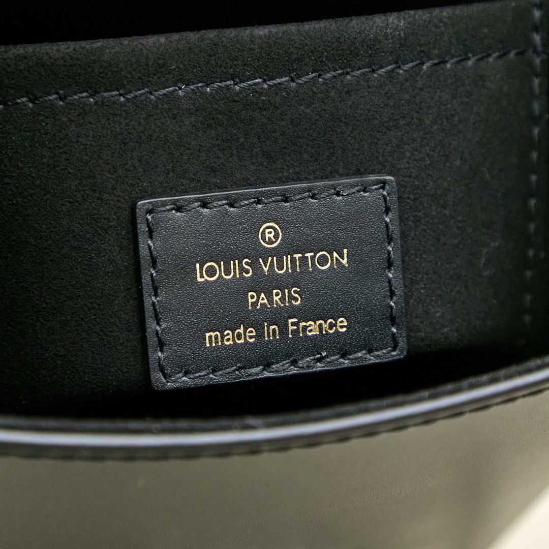 LV M12362 Camera Box Vibe